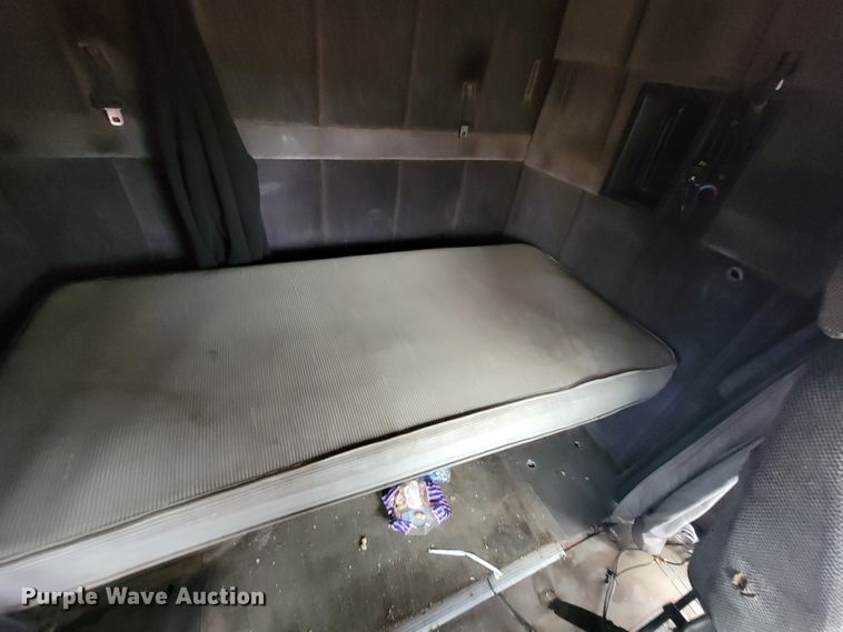 image for item HF9260 1998 Volvo VN  semi truck