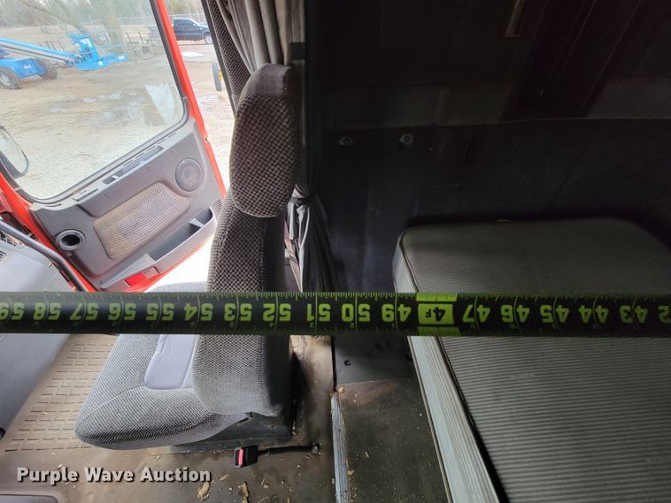 image for item HF9260 1998 Volvo VN  semi truck