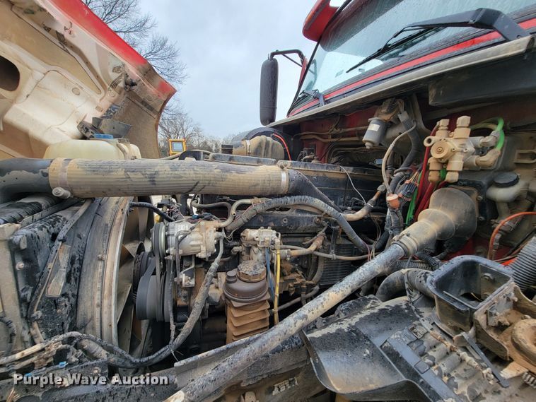 image for item HF9260 1998 Volvo VN  semi truck