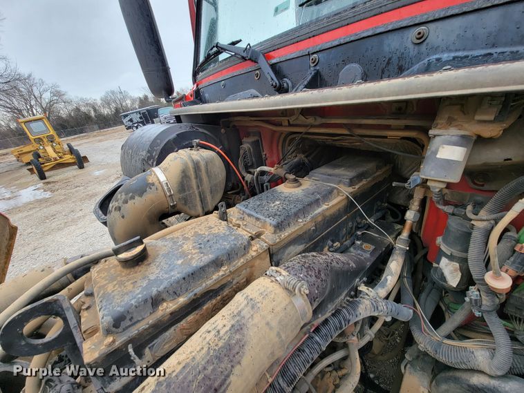 image for item HF9260 1998 Volvo VN  semi truck