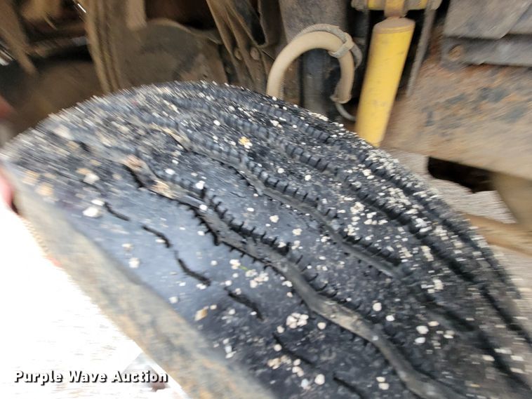 image for item HF9260 1998 Volvo VN  semi truck