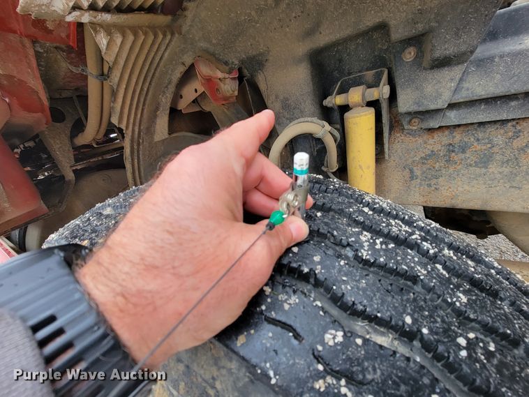 image for item HF9260 1998 Volvo VN  semi truck