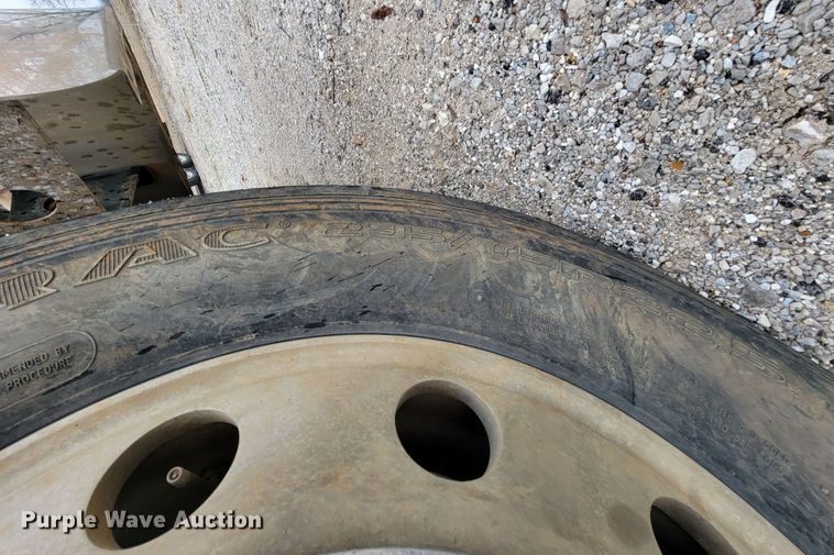 image for item HF9260 1998 Volvo VN  semi truck