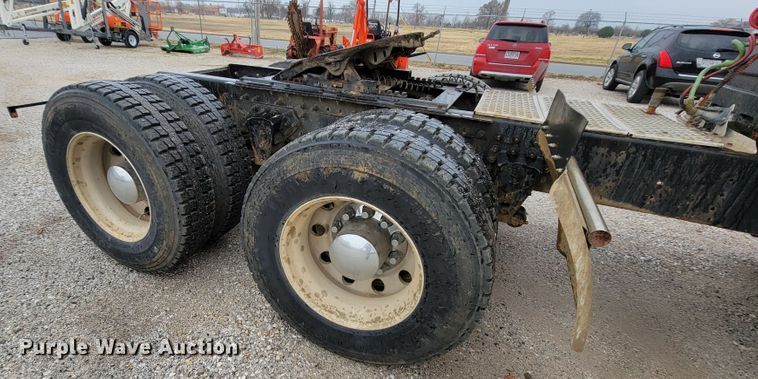 image for item HF9260 1998 Volvo VN  semi truck