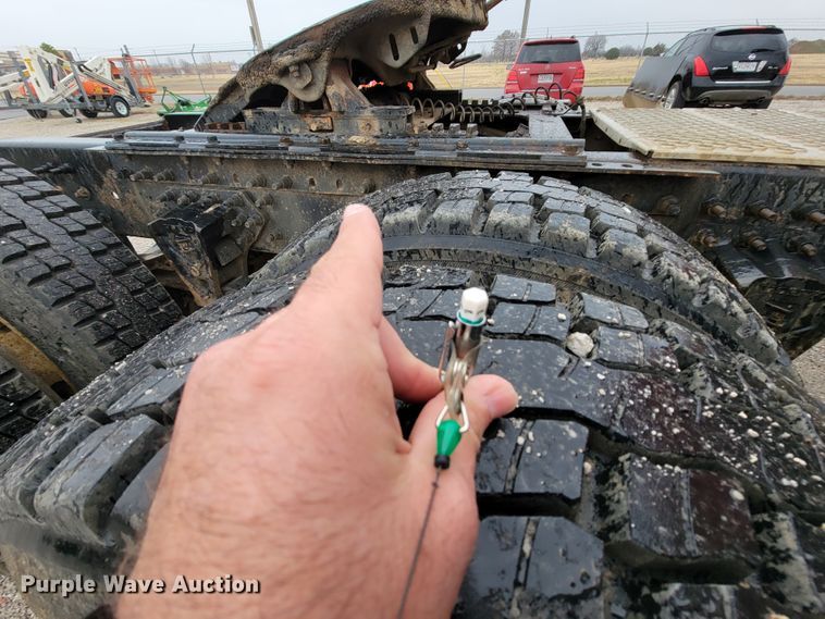 image for item HF9260 1998 Volvo VN  semi truck