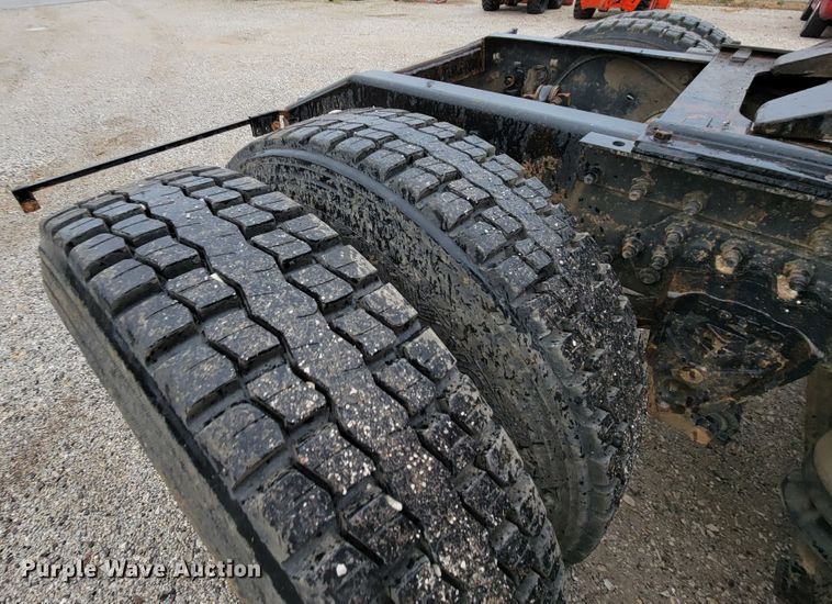 image for item HF9260 1998 Volvo VN  semi truck