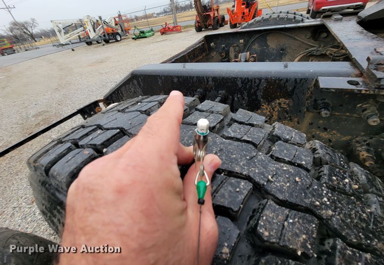 image for item HF9260 1998 Volvo VN  semi truck