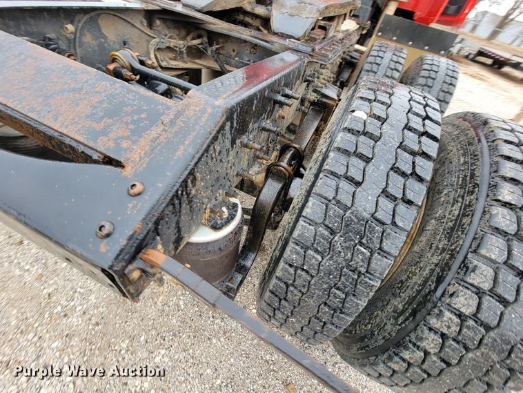 image for item HF9260 1998 Volvo VN  semi truck