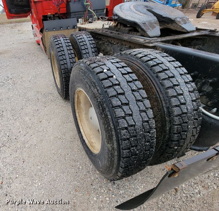 image for item HF9260 1998 Volvo VN  semi truck