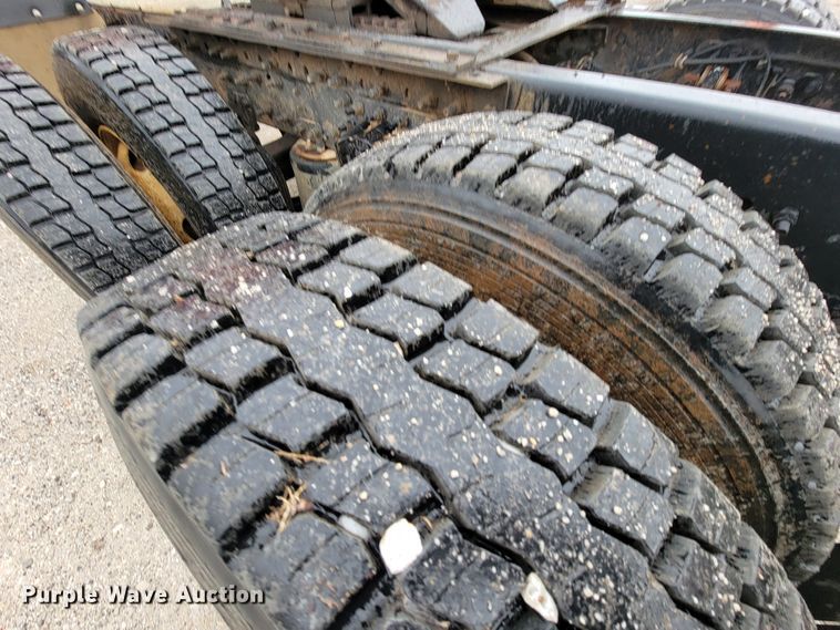 image for item HF9260 1998 Volvo VN  semi truck