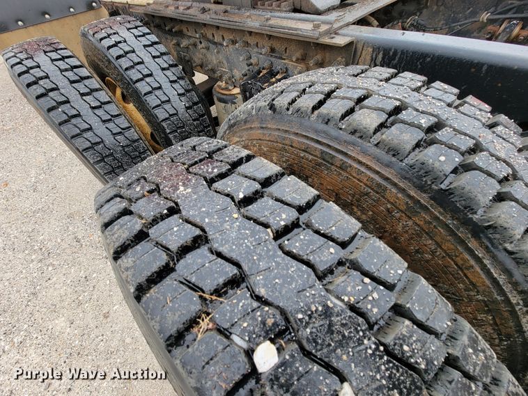 image for item HF9260 1998 Volvo VN  semi truck