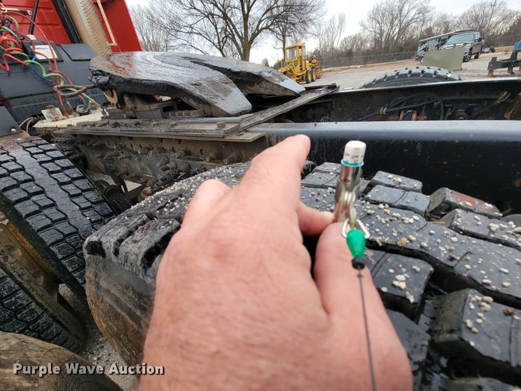 image for item HF9260 1998 Volvo VN  semi truck