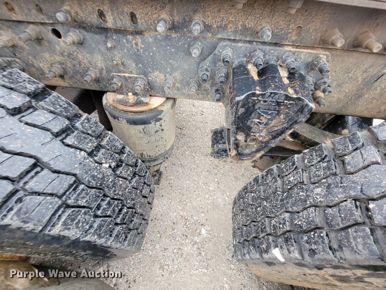 image for item HF9260 1998 Volvo VN  semi truck