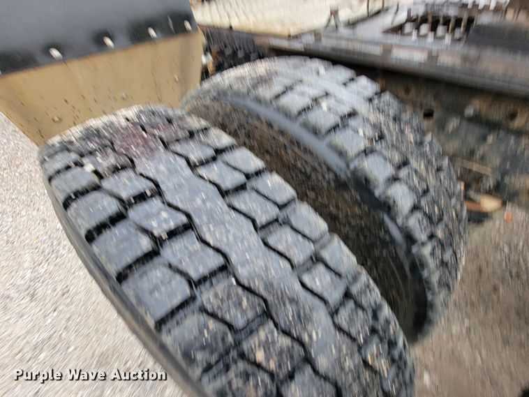 image for item HF9260 1998 Volvo VN  semi truck