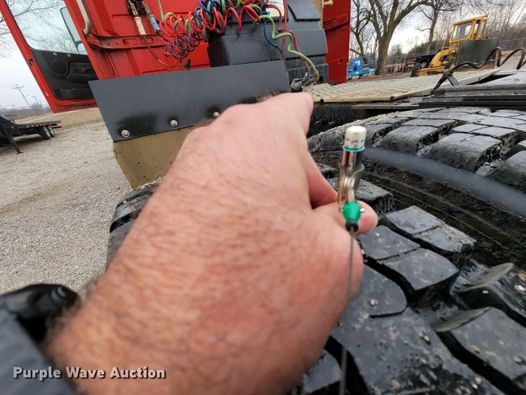 image for item HF9260 1998 Volvo VN  semi truck