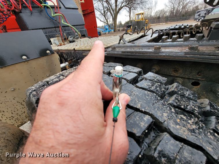 image for item HF9260 1998 Volvo VN  semi truck