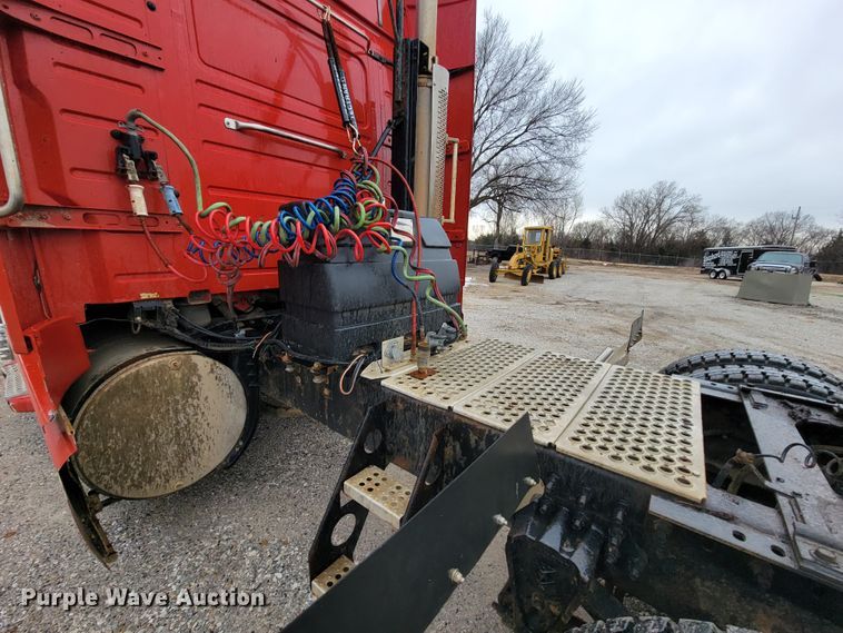 image for item HF9260 1998 Volvo VN  semi truck