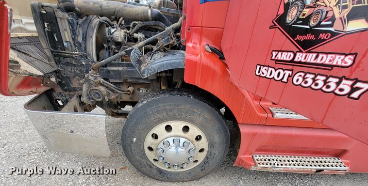 image for item HF9260 1998 Volvo VN  semi truck