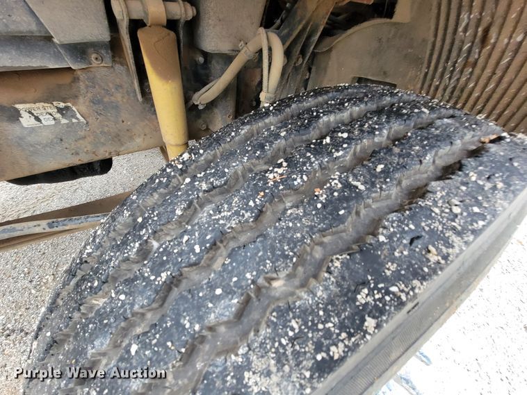 image for item HF9260 1998 Volvo VN  semi truck