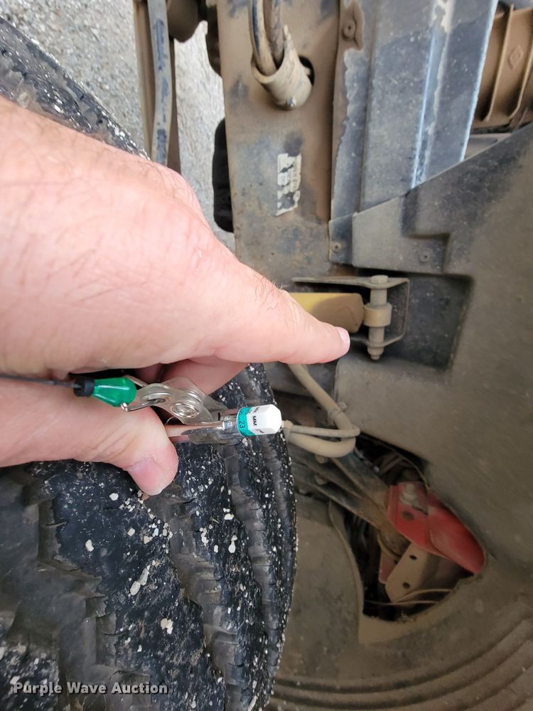 image for item HF9260 1998 Volvo VN  semi truck