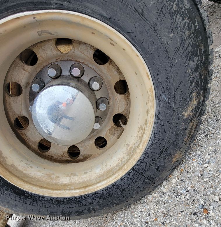 image for item HF9260 1998 Volvo VN  semi truck