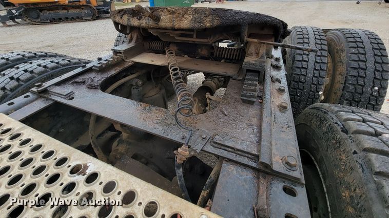 image for item HF9260 1998 Volvo VN  semi truck