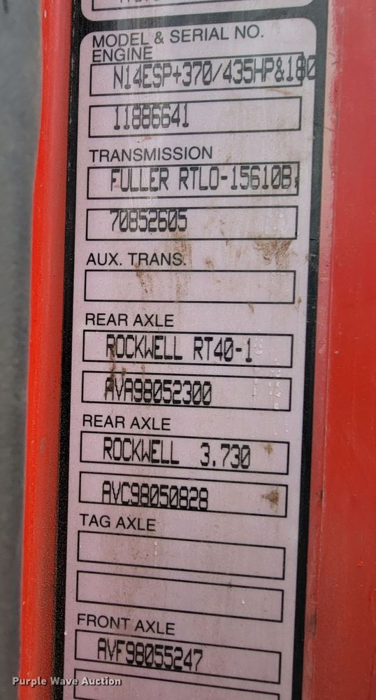 image for item HF9260 1998 Volvo VN  semi truck