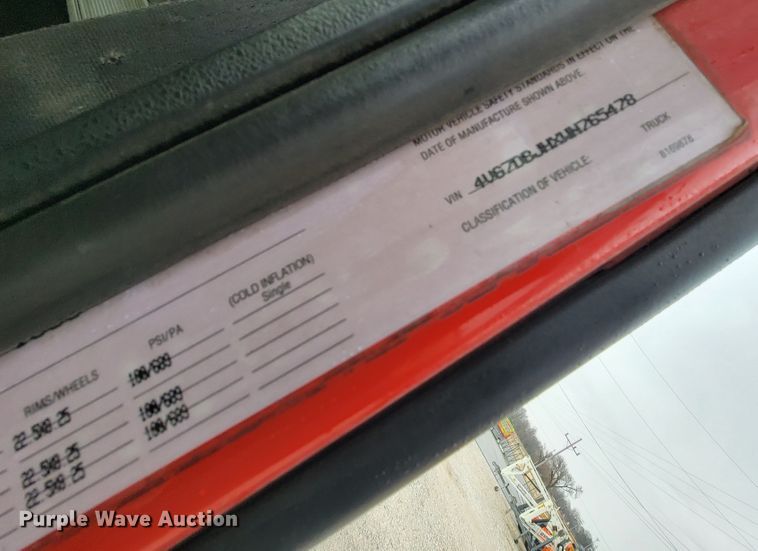 image for item HF9260 1998 Volvo VN  semi truck