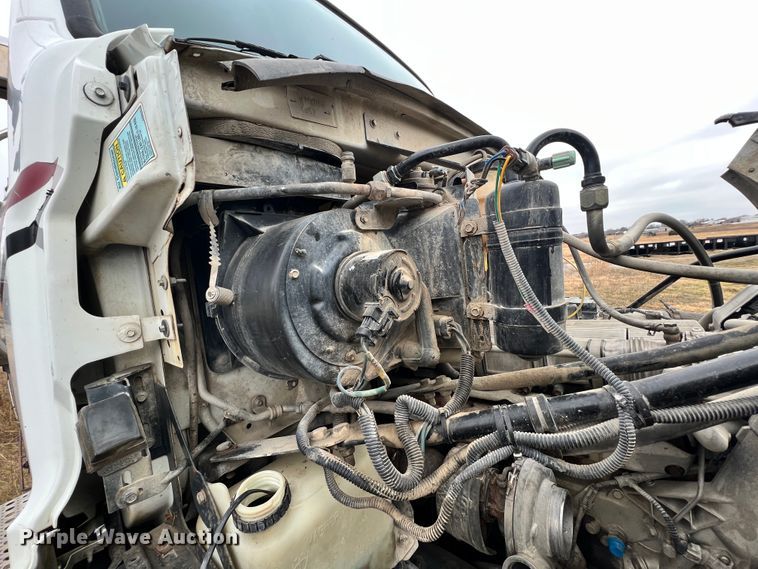 image for item ID9622 2006 Sterling LT9500  roll-off container truck