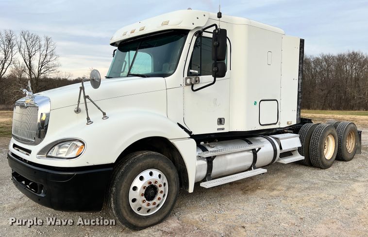 image for item ID9628 2004 Freightliner Columbia 120  semi truck