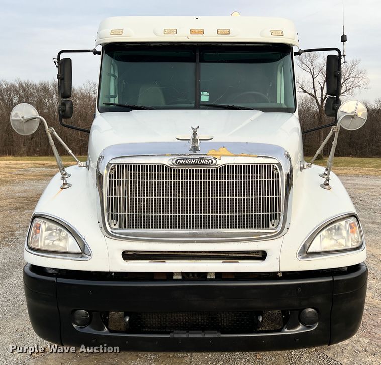 image for item ID9628 2004 Freightliner Columbia 120  semi truck
