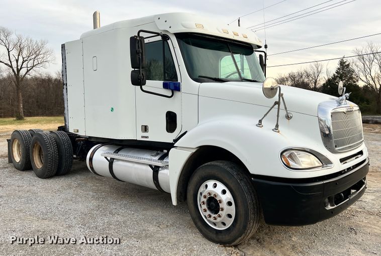 image for item ID9628 2004 Freightliner Columbia 120  semi truck