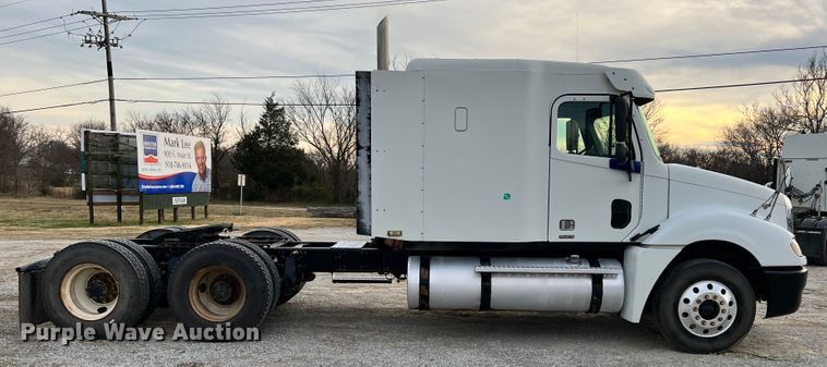 image for item ID9628 2004 Freightliner Columbia 120  semi truck
