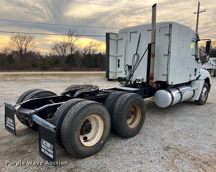 image for item ID9628 2004 Freightliner Columbia 120  semi truck