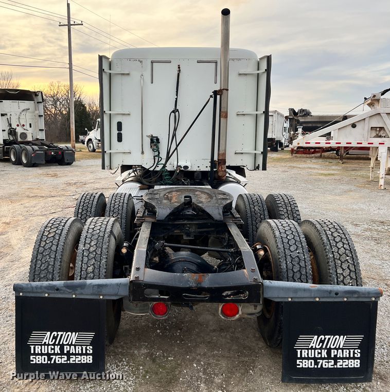 image for item ID9628 2004 Freightliner Columbia 120  semi truck