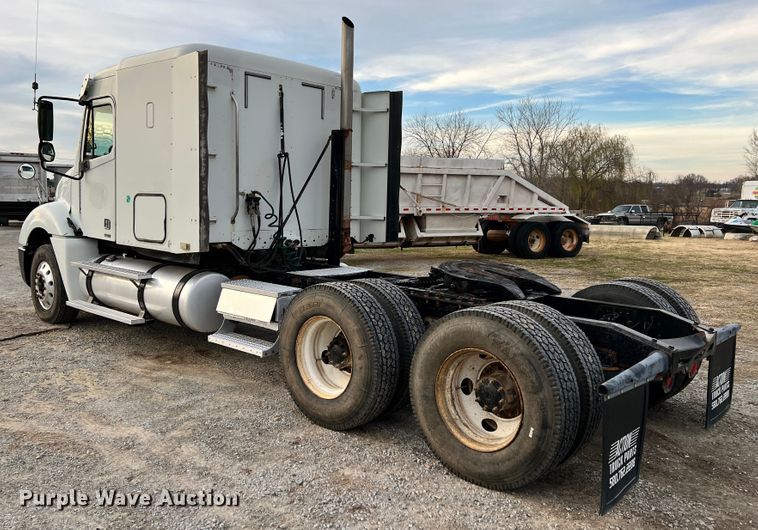 image for item ID9628 2004 Freightliner Columbia 120  semi truck