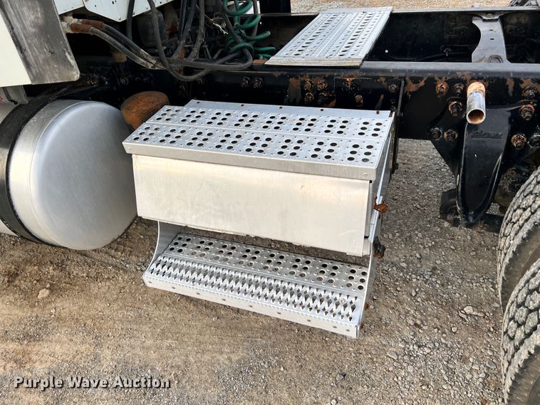 image for item ID9628 2004 Freightliner Columbia 120  semi truck