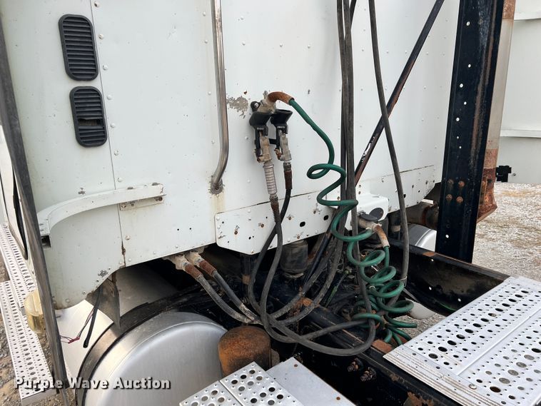 image for item ID9628 2004 Freightliner Columbia 120  semi truck