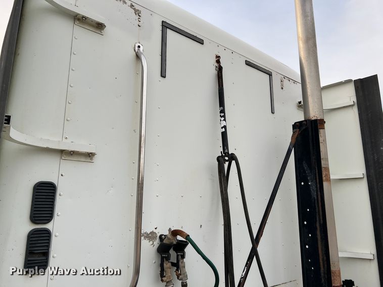 image for item ID9628 2004 Freightliner Columbia 120  semi truck