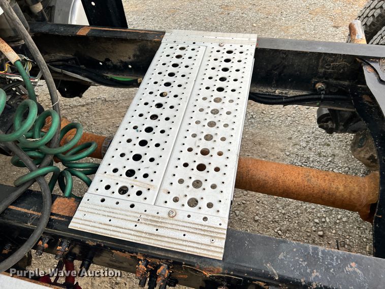 image for item ID9628 2004 Freightliner Columbia 120  semi truck