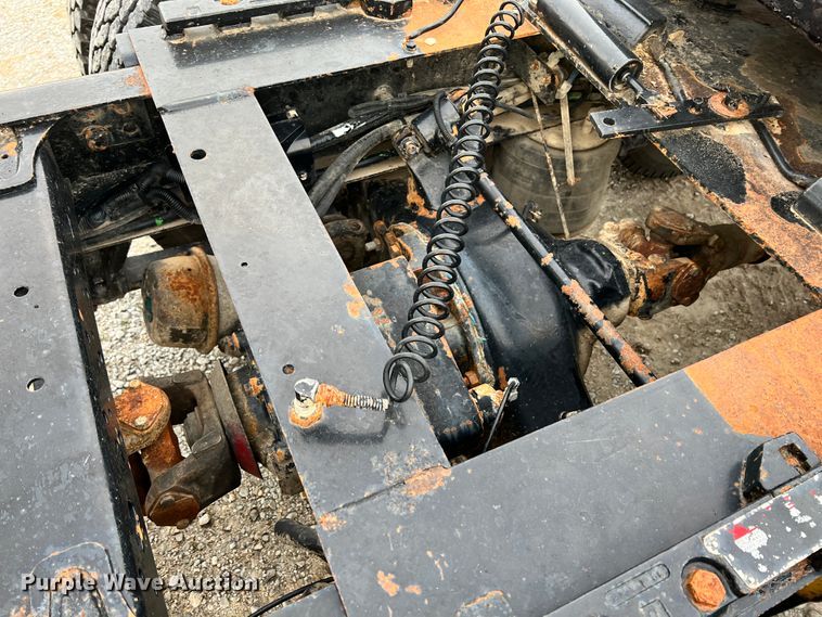 image for item ID9628 2004 Freightliner Columbia 120  semi truck