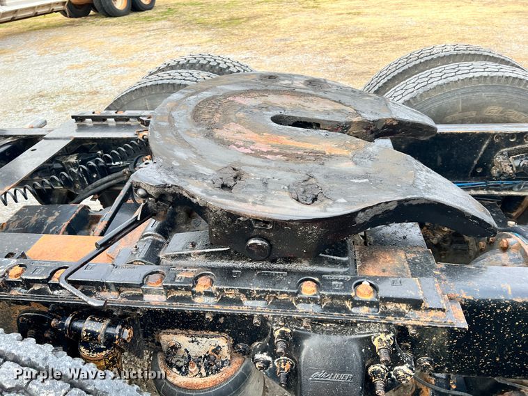 image for item ID9628 2004 Freightliner Columbia 120  semi truck