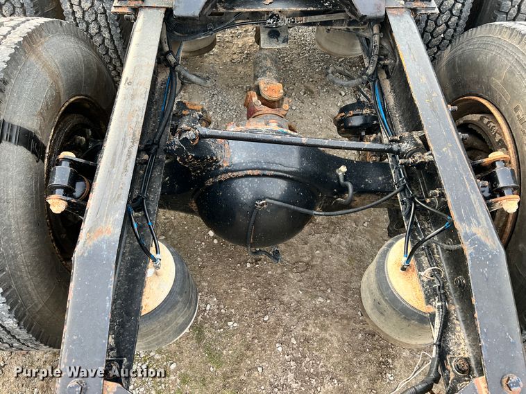 image for item ID9628 2004 Freightliner Columbia 120  semi truck