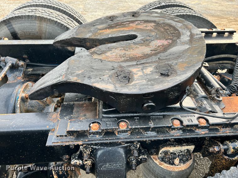 image for item ID9628 2004 Freightliner Columbia 120  semi truck