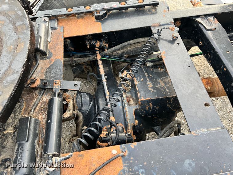 image for item ID9628 2004 Freightliner Columbia 120  semi truck