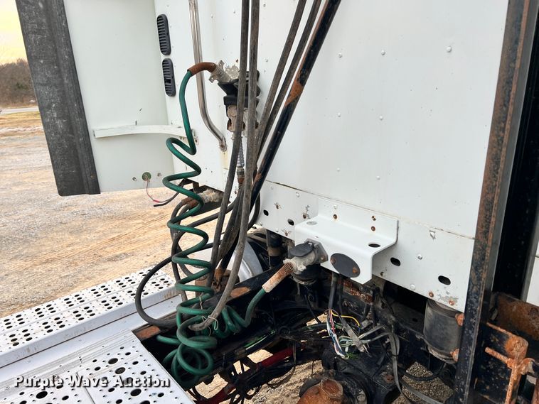 image for item ID9628 2004 Freightliner Columbia 120  semi truck