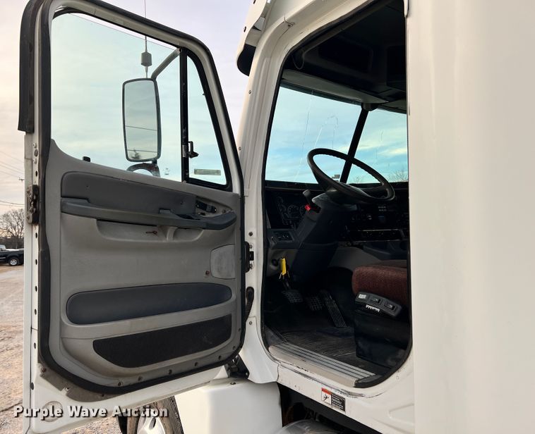 image for item ID9628 2004 Freightliner Columbia 120  semi truck