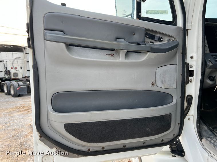 image for item ID9628 2004 Freightliner Columbia 120  semi truck