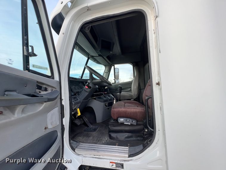 image for item ID9628 2004 Freightliner Columbia 120  semi truck