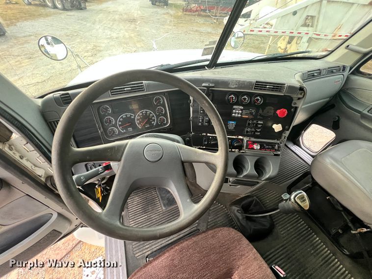 image for item ID9628 2004 Freightliner Columbia 120  semi truck